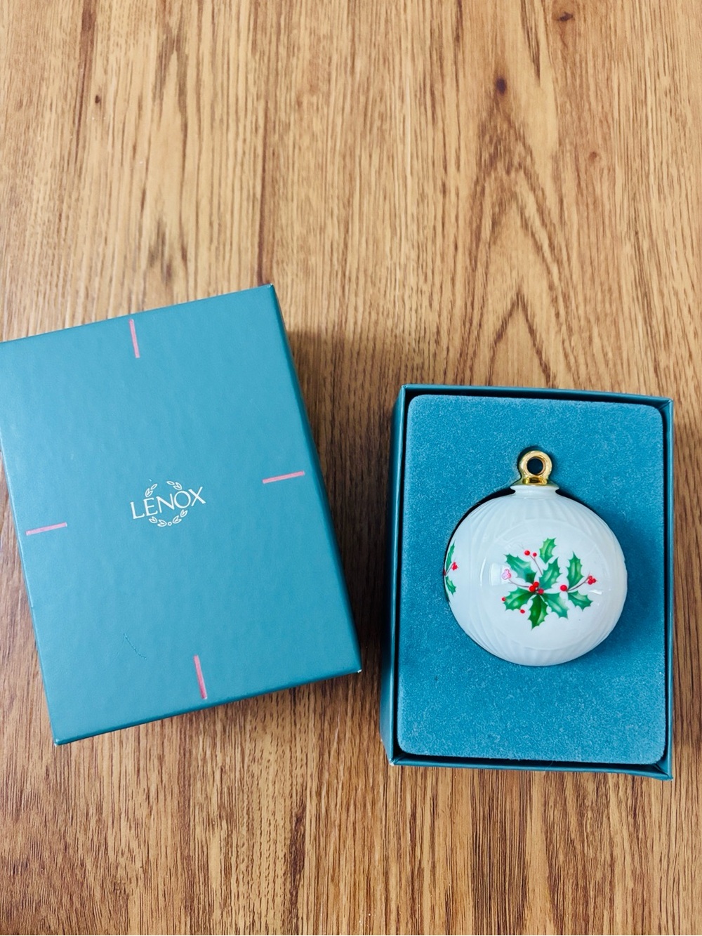 Gently used, LENOX Holly Berry White Porcelain Holiday Ornament ❤️🎄💚